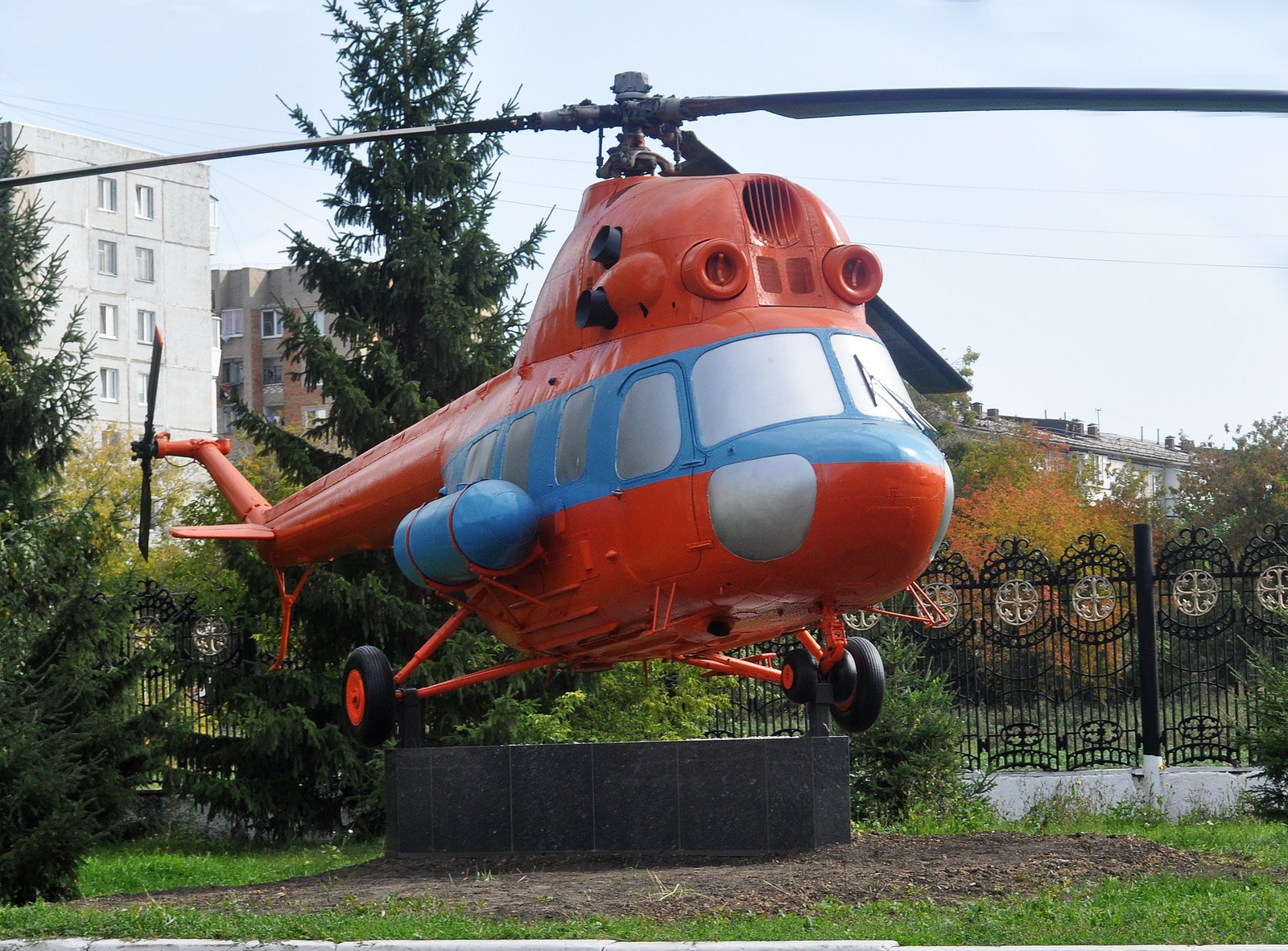 Омск: Еще один вертолет встал на постамент 