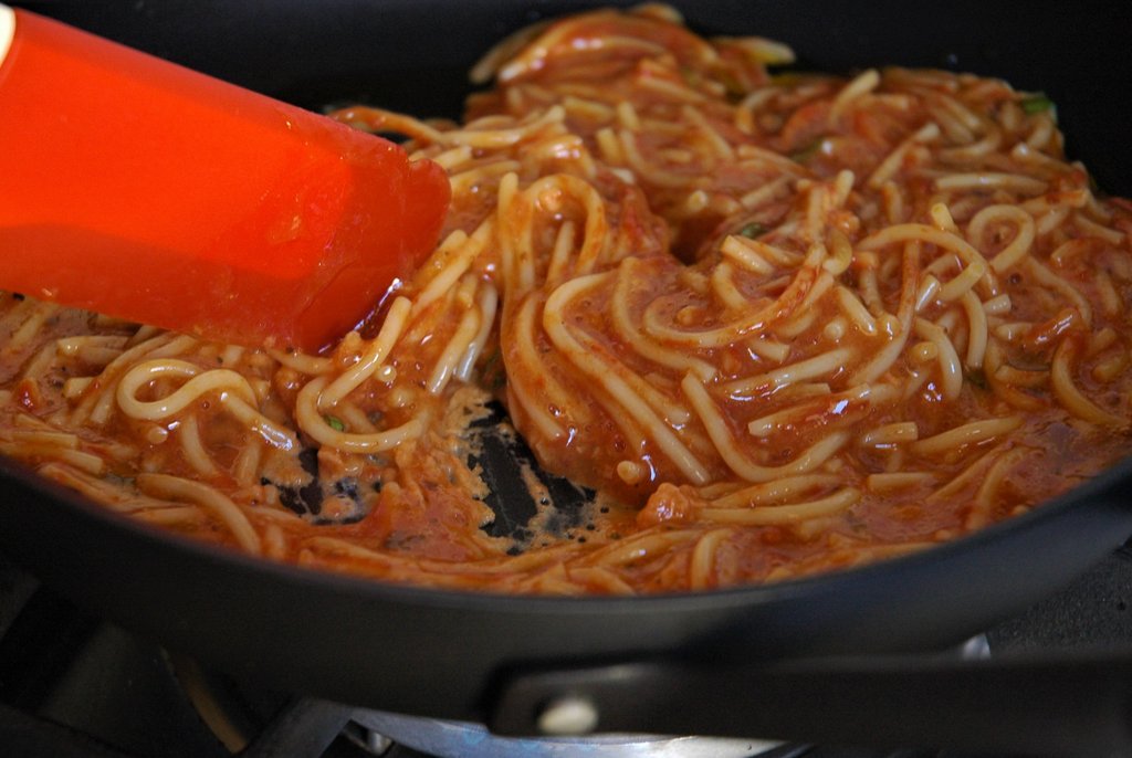 Как неаполитанцы готовят яичницу со спагетти спагетти, сковороду, корочки, яичницы, масла, образования, перемешать, яичницу, чтобы, оливкового, покрыть, миску, соусом, базилика, тарелку, часть, когда, запах, выложить, мягкой