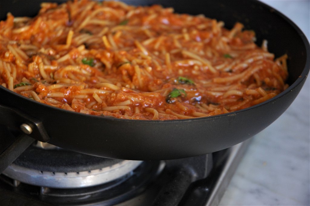 Как неаполитанцы готовят яичницу со спагетти спагетти, сковороду, корочки, яичницы, масла, образования, перемешать, яичницу, чтобы, оливкового, покрыть, миску, соусом, базилика, тарелку, часть, когда, запах, выложить, мягкой