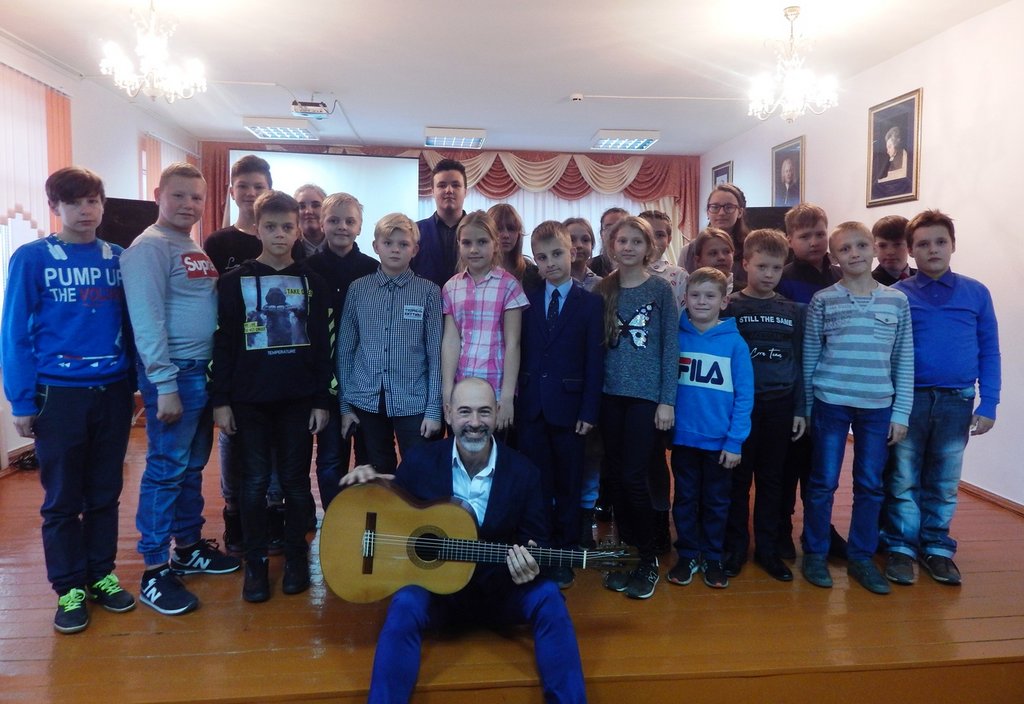 Композитор-гитарист Дмитрий Григорьев выступил с концертом в детской школе искусств