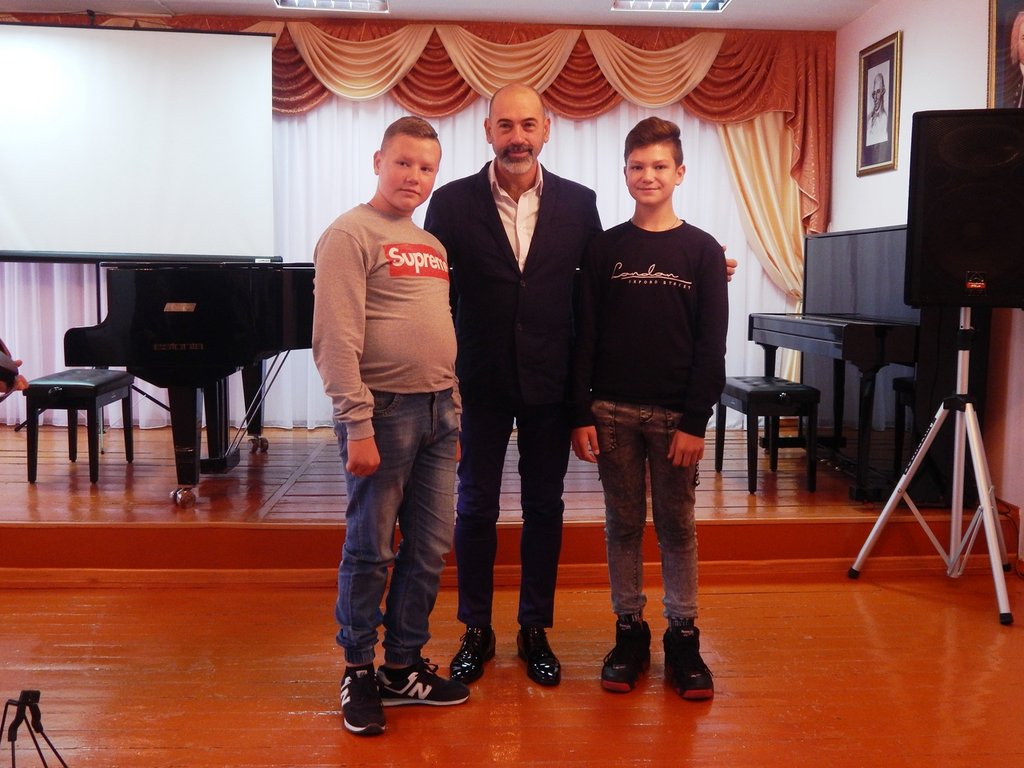 Композитор-гитарист Дмитрий Григорьев выступил с концертом в детской школе искусств